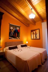 Freixinet维拉罗博斯克酒店的一间卧室配有一张带橙色墙壁的大床