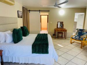 德班African Oyster的卧室配有白色的床和绿毯
