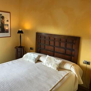 Freixinet维拉罗博斯克酒店的卧室配有一张带白色床单和枕头的大床。