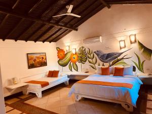 圣菲德安蒂奥基亚博通德索酒店的一间卧室设有两张床,墙上挂着一幅画