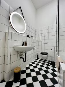 莱比锡LE Vacation 3-Room-City-Apartment, Küche, Neflix, Free TV的白色的浴室设有水槽和卫生间。
