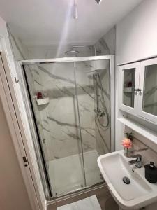 爱丁堡En-suite Room with Independent Entrance.的带淋浴和盥洗盆的浴室