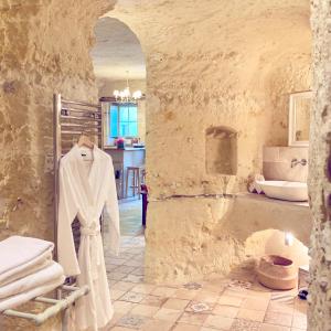 武夫赖Le Gaimont Maison d'Hôtes Vouvray的浴室的架子上装有白色的长袍