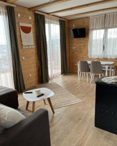 Seoski turizam Žigale的客厅配有沙发和桌子
