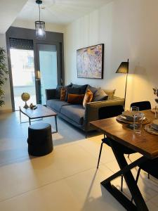 雅典NEW 2BDR apartment with SHARED ROOFTOP POOL的客厅配有沙发和桌子