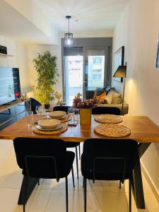 雅典NEW 2BDR apartment with SHARED ROOFTOP POOL的客厅配有餐桌