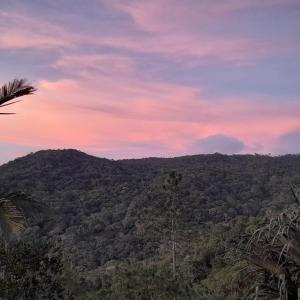 Los Altos de Cerro AzulLos Tucanes的享有粉红色天空的山景