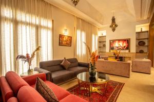 马拉喀什Riad Kenza的客厅配有沙发和桌子