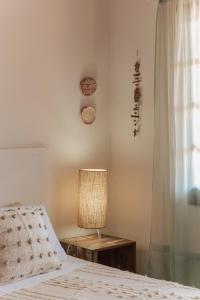 弗洛里亚诺波利斯Pousada Vila Campeche的一间卧室配有床、灯和窗户