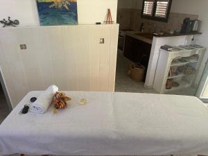 拉特里尼泰Tartane.beach.spa 2的浴室设有一张桌子,配有一卷毛巾