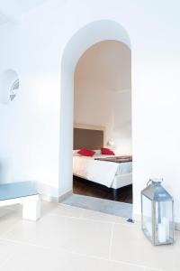 伊斯基亚玛莉娜10精品设计酒店的白色卧室配有床和桌子