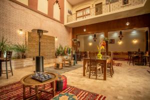 马拉喀什Riad Azia的一个带桌椅的大堂和一间带