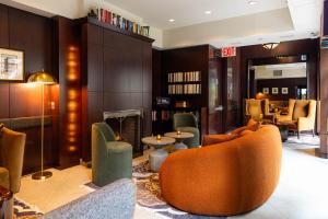 纽约图书馆酒店 - 图书馆酒店集团的客厅配有椅子和壁炉