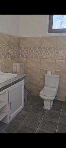 马埃堡Villa Benaglia的浴室配有白色卫生间和盥洗盆。