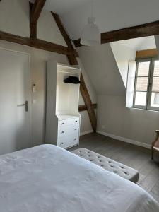 考奇Jolie grange rénovée.的卧室设有一张白色大床和一扇窗户。