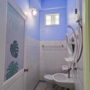 甲米镇Mountain View Hostel - Krabi的浴室配有白色卫生间和盥洗盆。