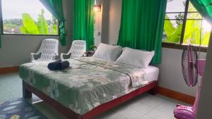 甲米镇Mountain View Hostel - Krabi的一间卧室配有一张床和两把白色椅子