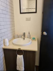 危地马拉Apartamento tipo Loft的浴室设有白色水槽和镜子