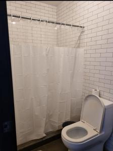 危地马拉Apartamento tipo Loft的浴室设有卫生间和白色的淋浴帘