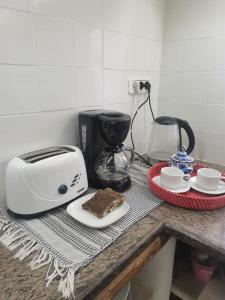 哈马马特Dar AZUR HAMMAMET FORT的烤面包机坐在柜台上,放着一盘食物