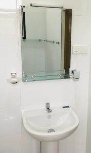 希克杜沃Anthony Guesthouse的一间带水槽和镜子的浴室