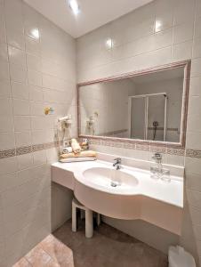 布鲁尼科海因茨酒店的白色的浴室设有水槽和镜子
