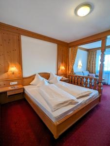 布鲁尼科海因茨酒店的一间卧室,卧室内配有一张大床