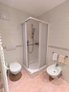 布鲁尼科海因茨酒店的带淋浴、卫生间和盥洗盆的浴室
