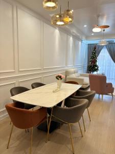 阿罗士打French Style Comfy Homestay Alor Setar 现代极简法式温馨民宿的一间配备有桌椅和圣诞树的用餐室