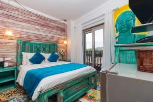 卡塔赫纳Voilá Signature Casa Isabel by Huespedia Hotels的一间卧室配有一张带绿色床头板的床