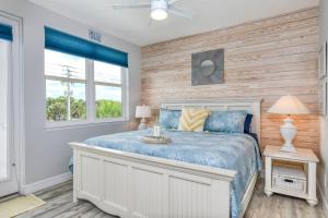 圣奥古斯丁海滩Oceans 13 Condo C的一间卧室配有一张木墙床