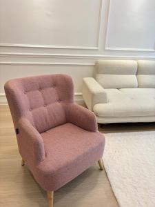 阿罗士打French Style Comfy Homestay Alor Setar 现代极简法式温馨民宿的客厅配有椅子和沙发