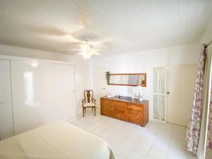 奥拉涅斯塔德Tropical Retreat Stay Aruba的一间卧室配有一张床、一张桌子和一把椅子