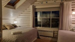 派尔努Guesthouse Delisa的一间卧室设有两张床和窗户。