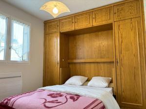 维拉尔-德朗Appartement Villard-de-Lans, 3 pièces, 6 personnes - FR-1-548-4的一间卧室配有一张床和一个木制橱柜