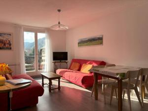 维拉尔-德朗Appartement Villard-de-Lans, 3 pièces, 6 personnes - FR-1-548-4的客厅配有红色的沙发和桌子