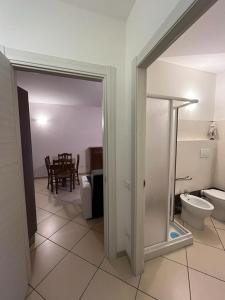 特尔尼La casa di Glenda bis的一间带卫生间的浴室和一间用餐室