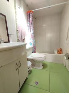 拉塔昆加Hotel Rosim Cotopaxi的浴室配有卫生间、盥洗盆和浴缸。