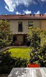 ÖjersjöHärligt hus nära Göteborg, badsjöar och fin natur的院子中有一棵小树的房子