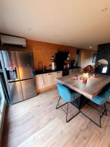斯特拉斯堡STRASBOURG的厨房配有木桌和冰箱。