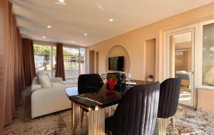 蒙特卡蒂尼泰尔梅Secret Suites Panoramic的客厅配有桌子和沙发