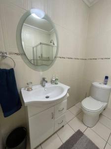 克拉伦斯Stonehenge Clarens的白色的浴室设有卫生间和镜子