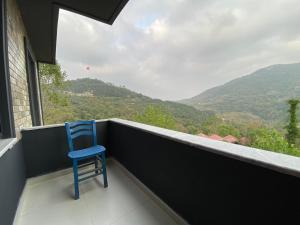 Yuvacıkyuvacik kazli bahçe bungalov & taş otel的蓝椅位于景观阳台