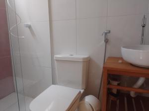卡波布里奥Casa Perto Praia do Forte的一间带卫生间和水槽的浴室