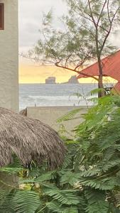 阿亚姆佩Malevo Suites - Apartments的海滩上的草屋画