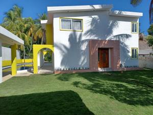 Colonia La ProvidenciaChalet san marino的前面有一座绿色庭院的房子