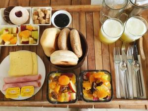 皮奇勒姆Moana Pichilemu Lodge的一张桌子,上面有不同种类的食物和饮料