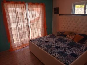 Colonia La ProvidenciaChalet san marino的一间卧室设有一张床和一个窗口