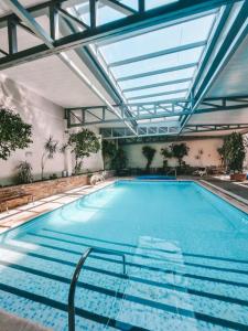 萨尔塔卡萨利尔酒店的一个带玻璃天花板的大型游泳池