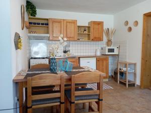 斯祖贝莱克Apartments Ľubka的一个带木桌和椅子的厨房和一间带